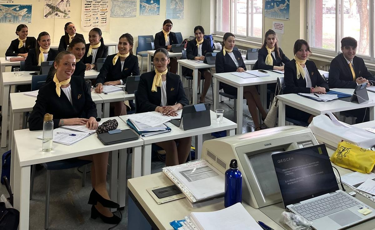 Oportunidad laboral en el aire: Adventia forma gratis a desempleados como auxiliares de vuelo