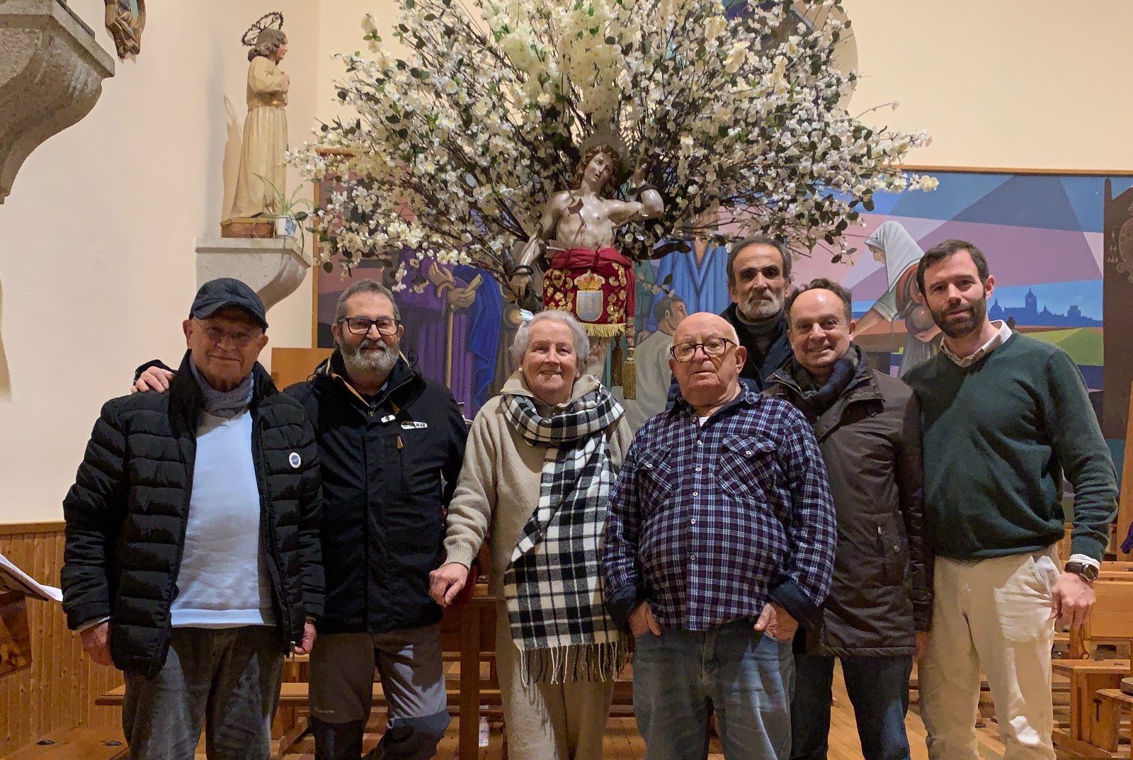 La imagen de San Sebastián estrena un faldón artesanal durante sus preparativos en la parroquia de San Cristóbal