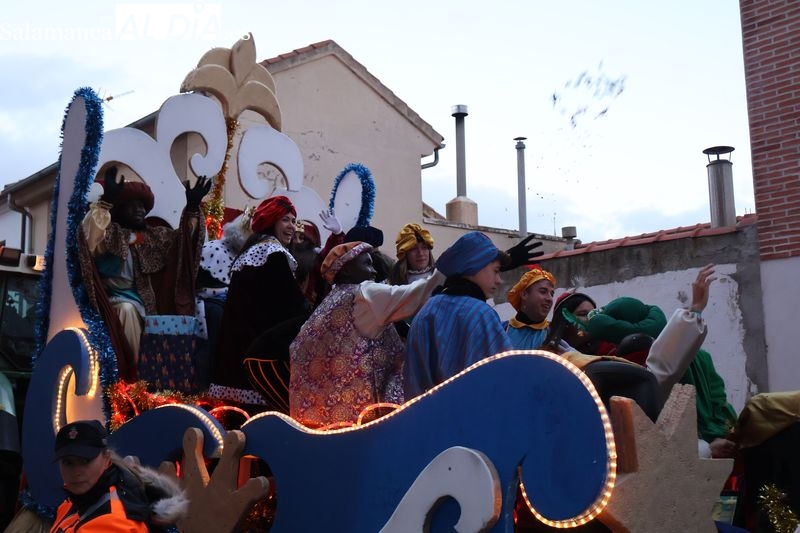 Los Reyes Magos recorren Alba de Tormes en una cabalgata multitudinaria