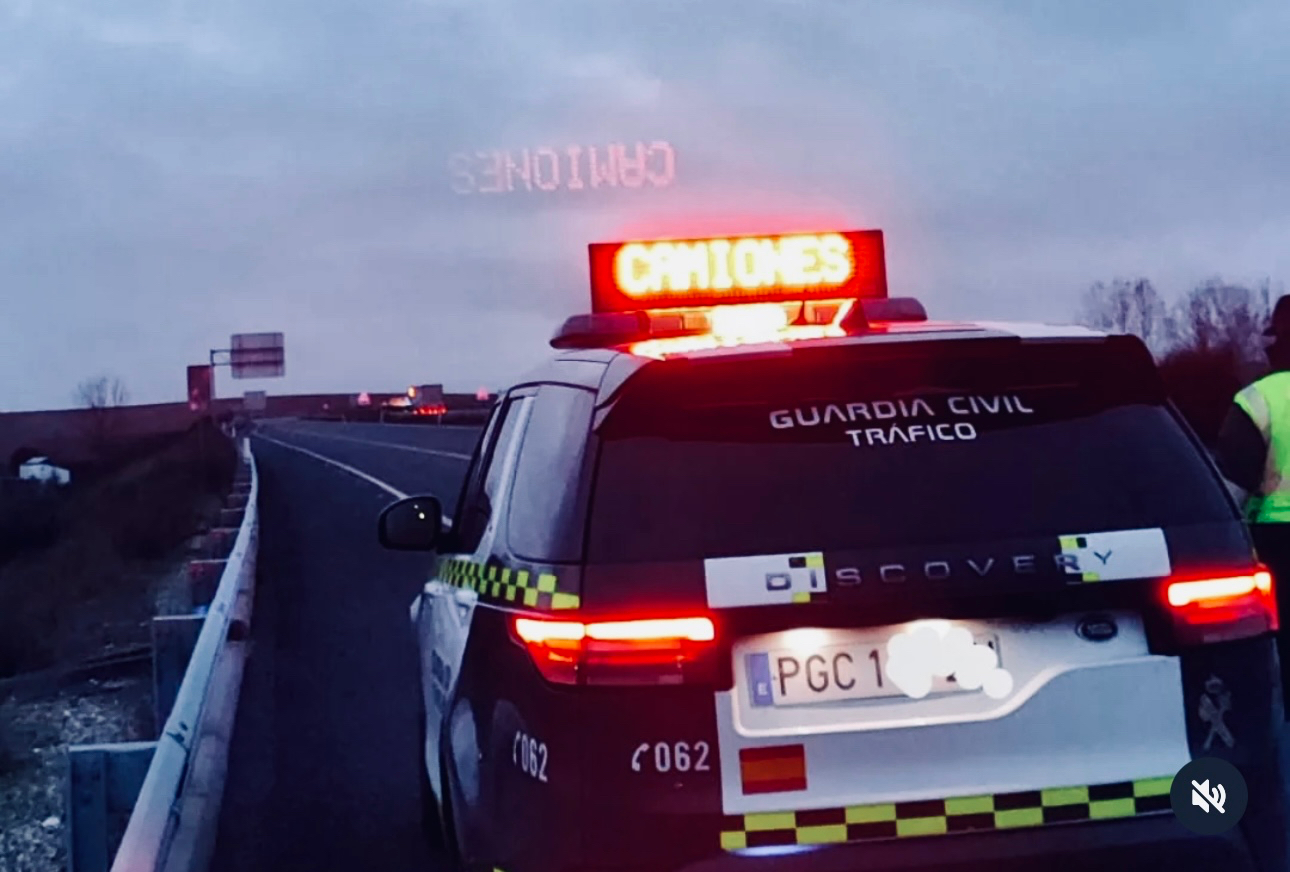 La Guardia Civil activa el embolsamiento de camiones en la A-50 en Peñaranda debido a la alerta por nieve