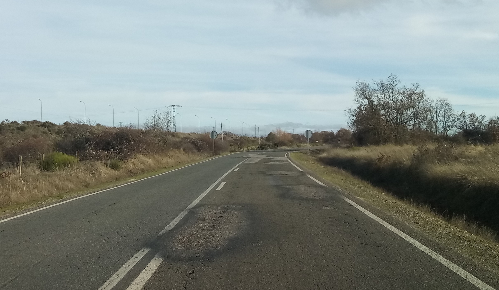 Quejas por los baches y el desgaste de la carretera SA-212 entre Fuenterroble y Guijuelo