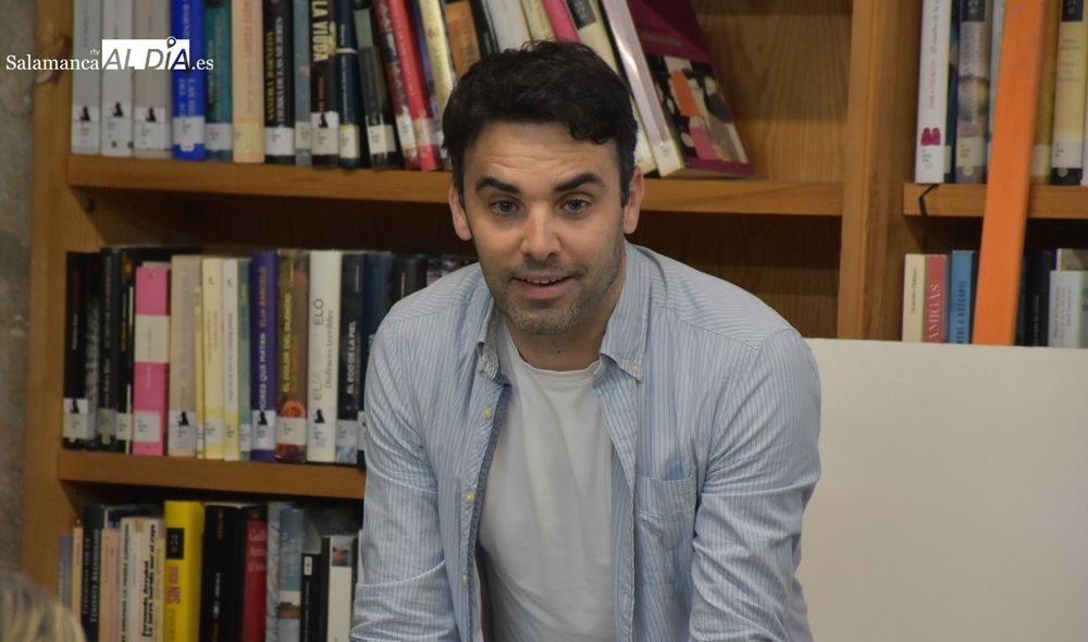 El Casino de Salamanca ofrece el particular homenaje a 10 mujeres cantantes y escritoras con la presentación del libro de cuentos de Ángel Luis Moraga Bajo la nieve 