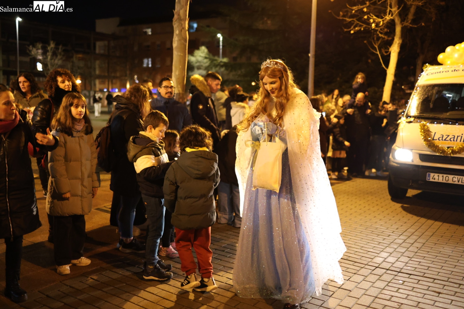 VÍDEO y FOTOS | Música y color en el desfile navideño de la Hermandad del Amor y de la Paz