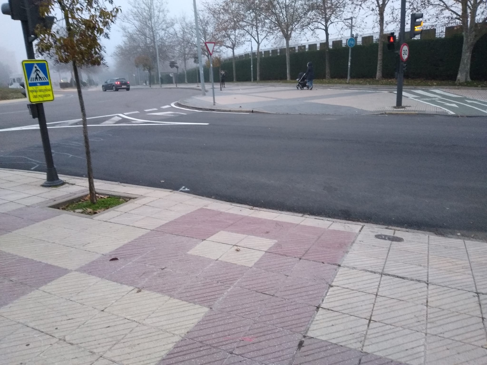 FOTOS | Quejas por los nueve pasos de cebra del Barrio Vidal, que siguen sin pintar dos meses después del asfaltado