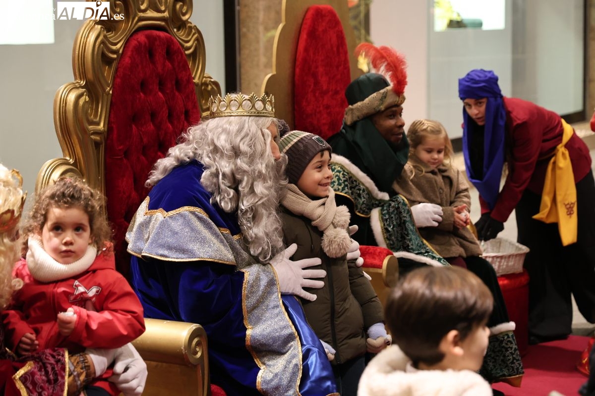 FOTOS | Los Reyes Magos llegan a El Corte Inglés en coches clásicos para recoger las cartas de los niños