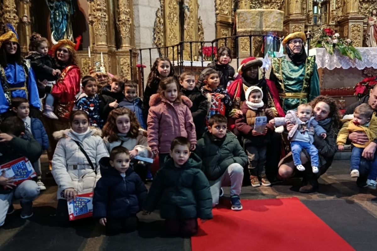 Los Reyes Magos llenan de ilusión Aldeadávila con la visita a pequeños y mayores
