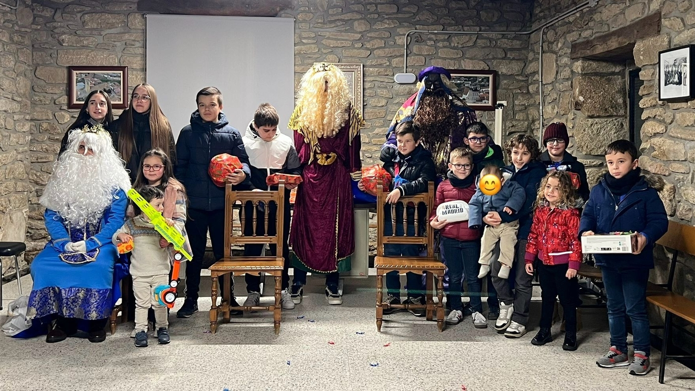 Los Reyes Magos visitan Guadramiro para repartir regalos a pequeños y mayores
