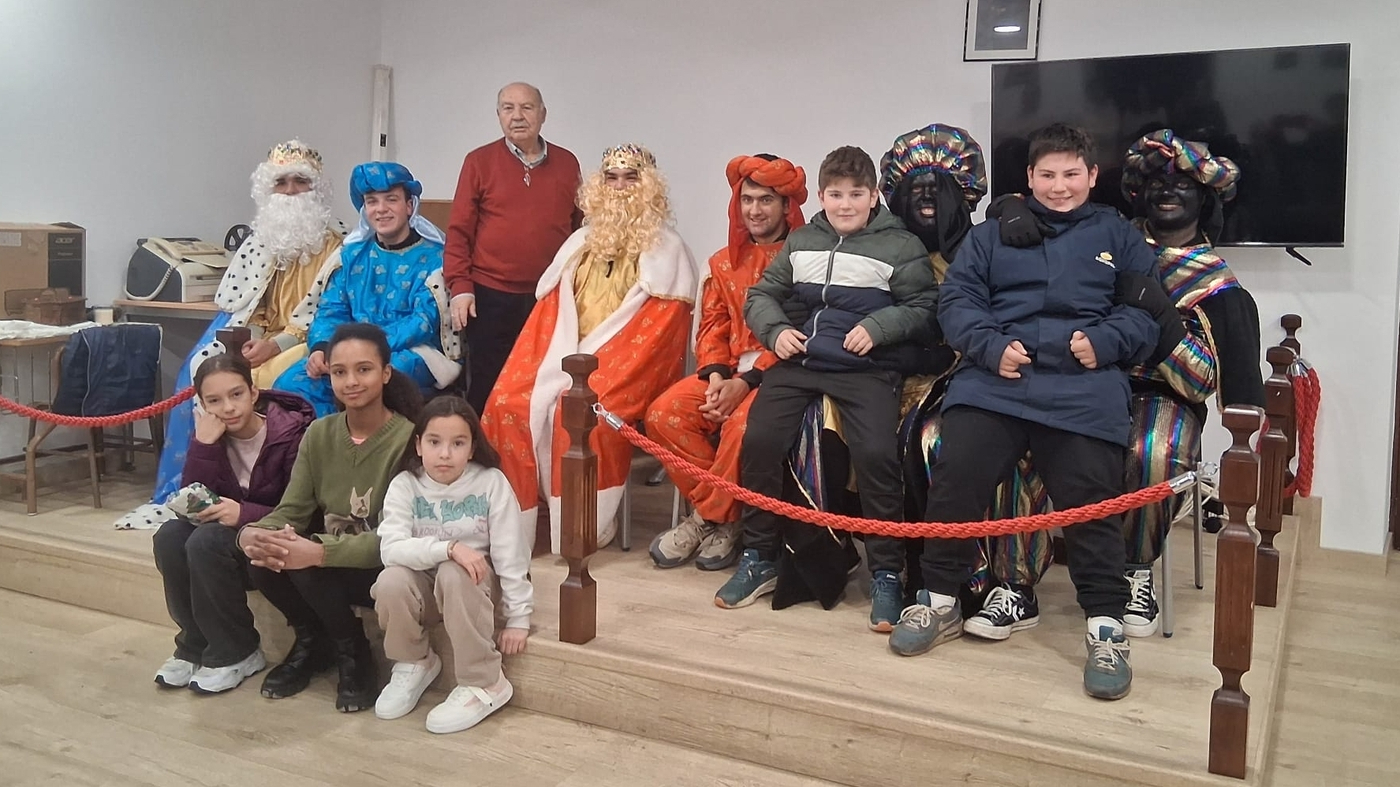 Los Reyes Magos llenan de ilusión Bañobárez con su visita a los mayores y la entrega de premios navideños