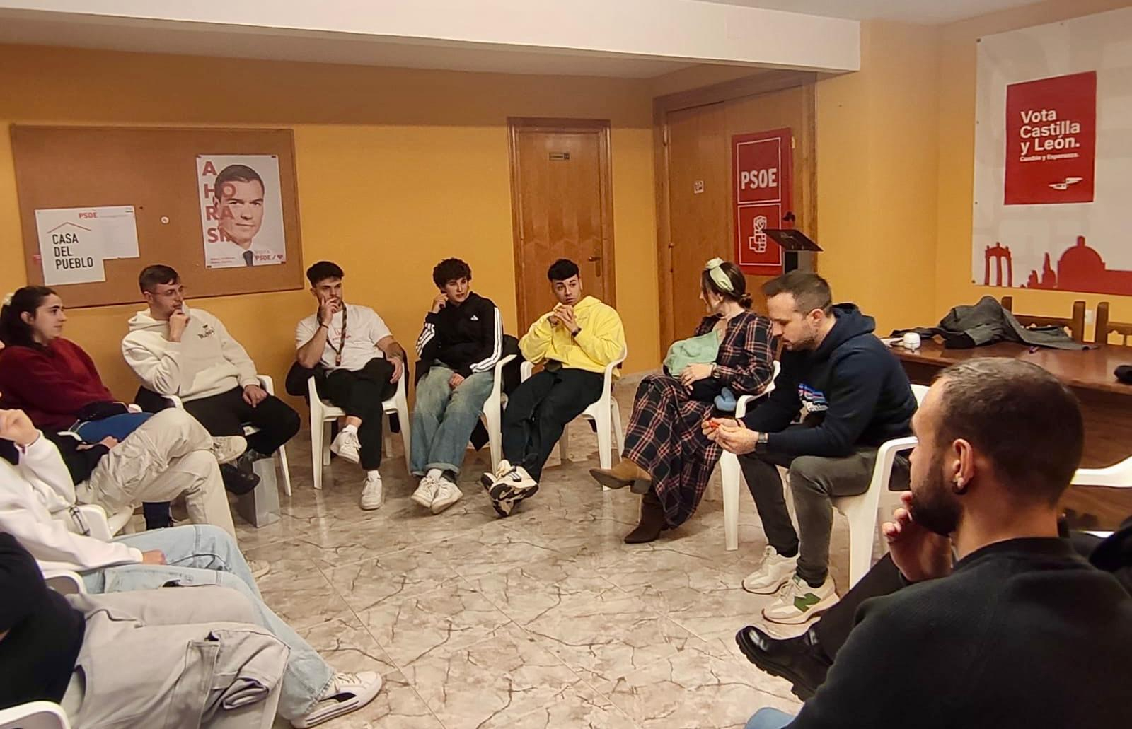 Las asociaciones juveniles de Ciudad Rodrigo trasladan sus demandas al PSOE