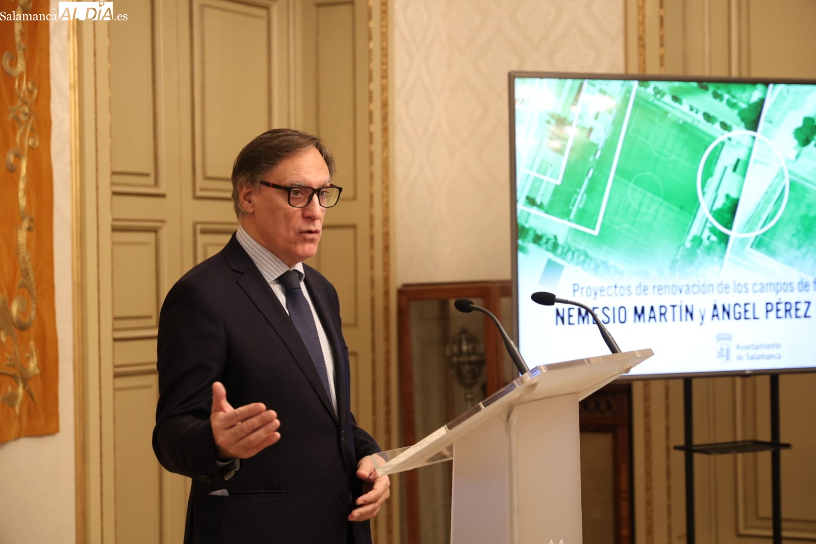 FOTOS | Carbayo anuncia una inversión de 1,5 millones en las renovaciones del Neme y el Ángel Pérez Huerta con nuevos céspedes artificiales