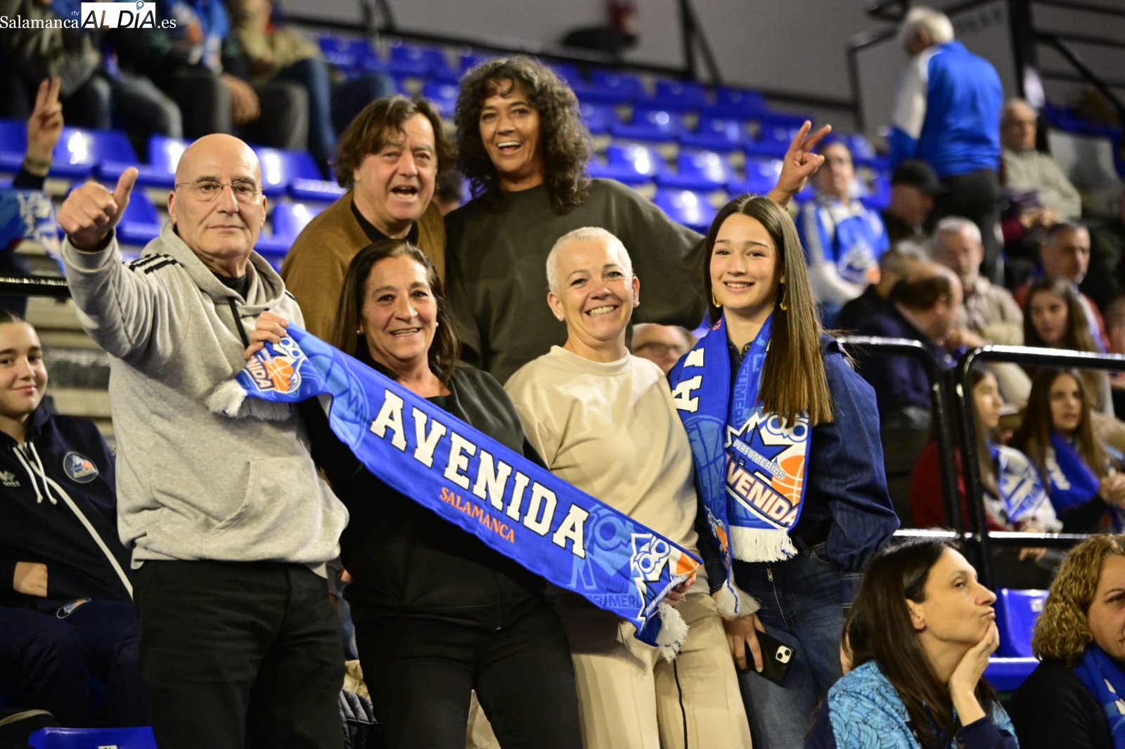 FOTOS | La afición del Perfumerías Avenida no se pierde la retirada de la camiseta de Silvia Domínguez