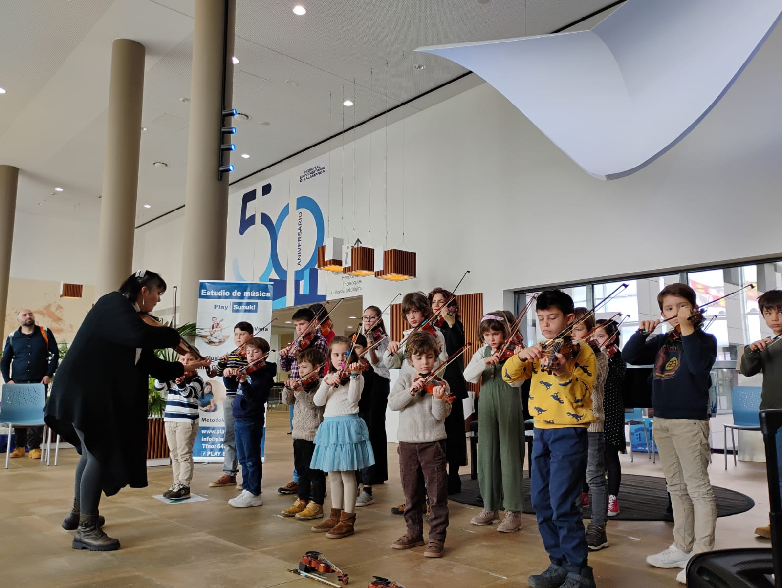 Música en el Hospital de Salamanca a cargo de los alumnos de Play Suzuki