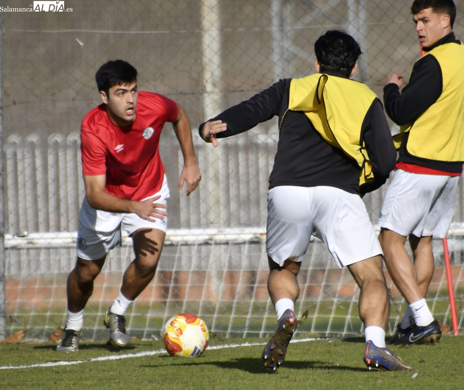 FOTOS | Álex Alba se retira de un entrenamiento del Salamanca UDS con Mancebo al margen
