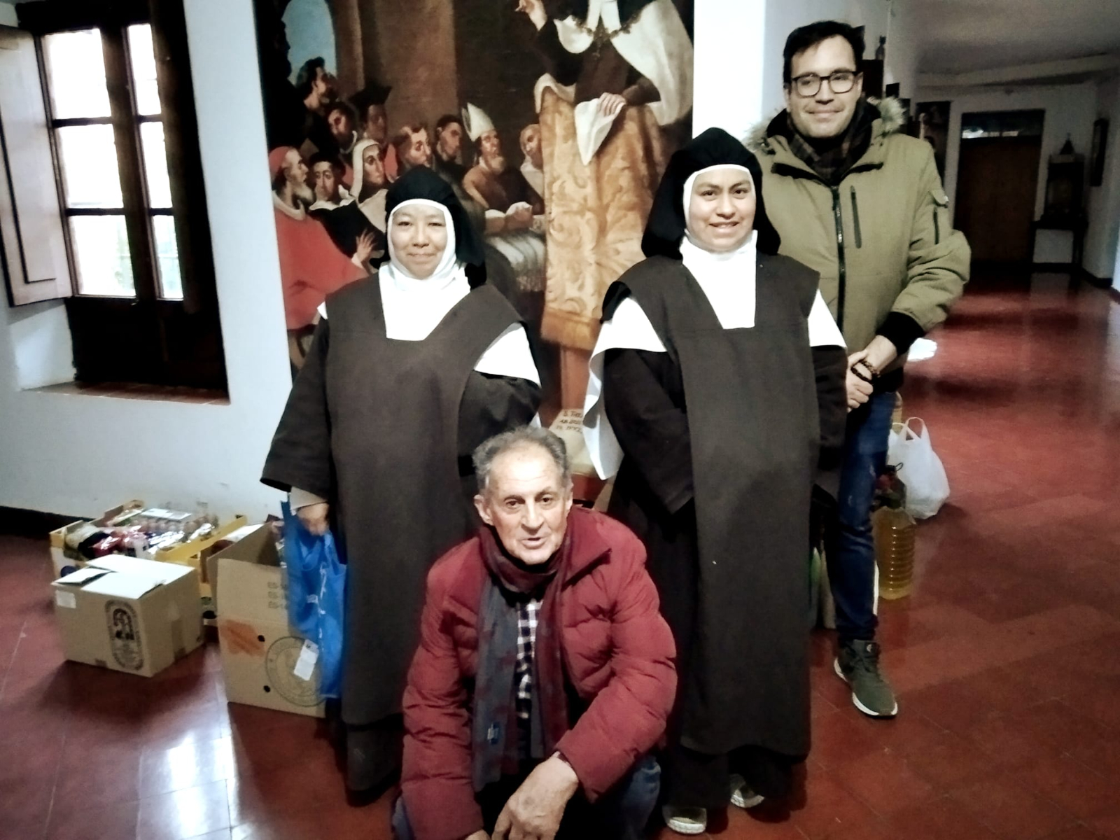 La Parroquia de San Andrés entrega a las Madres Carmelitas alimentos y productos de higiene valorados en 2.000 euros