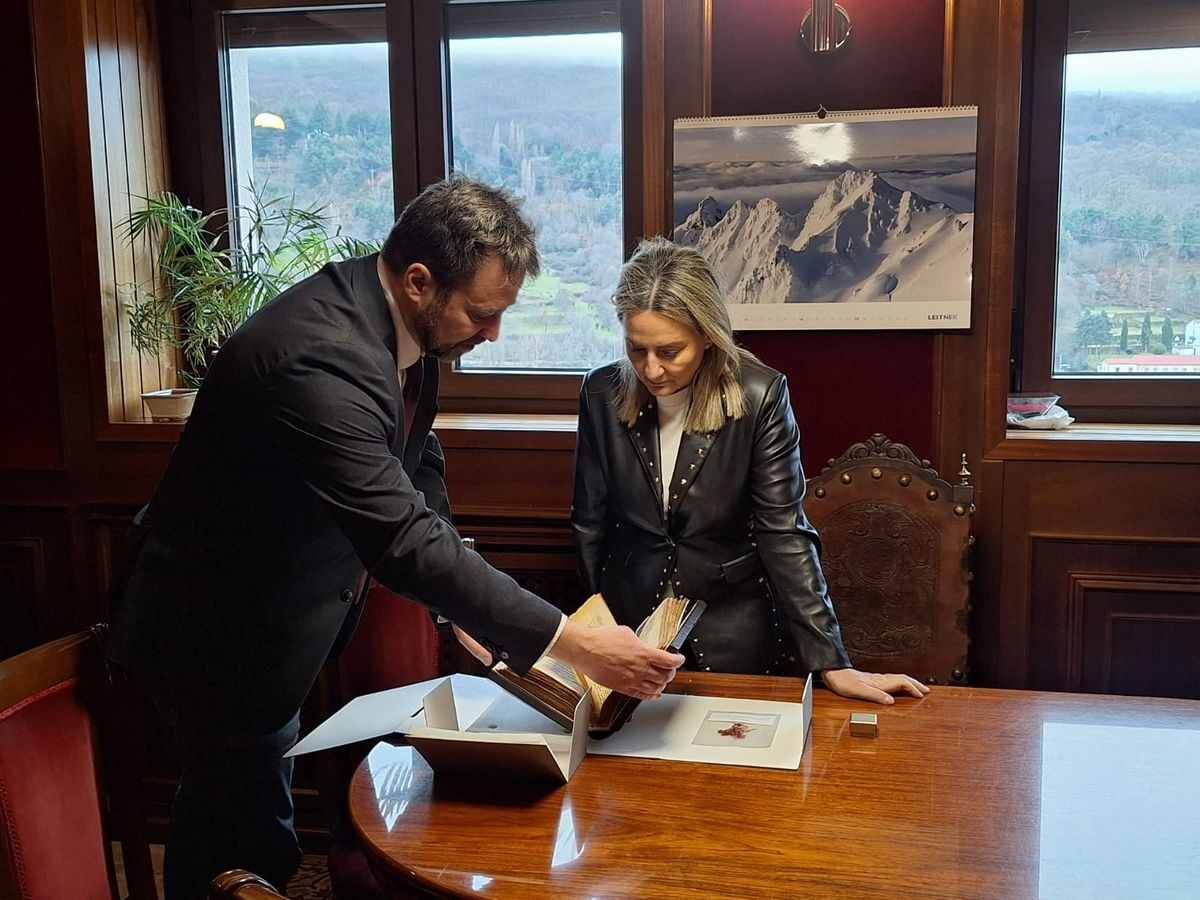 La ministra Milagros Tolón elige Béjar para su primera visita oficial y se compromete a impulsar el proyecto de La Covatilla