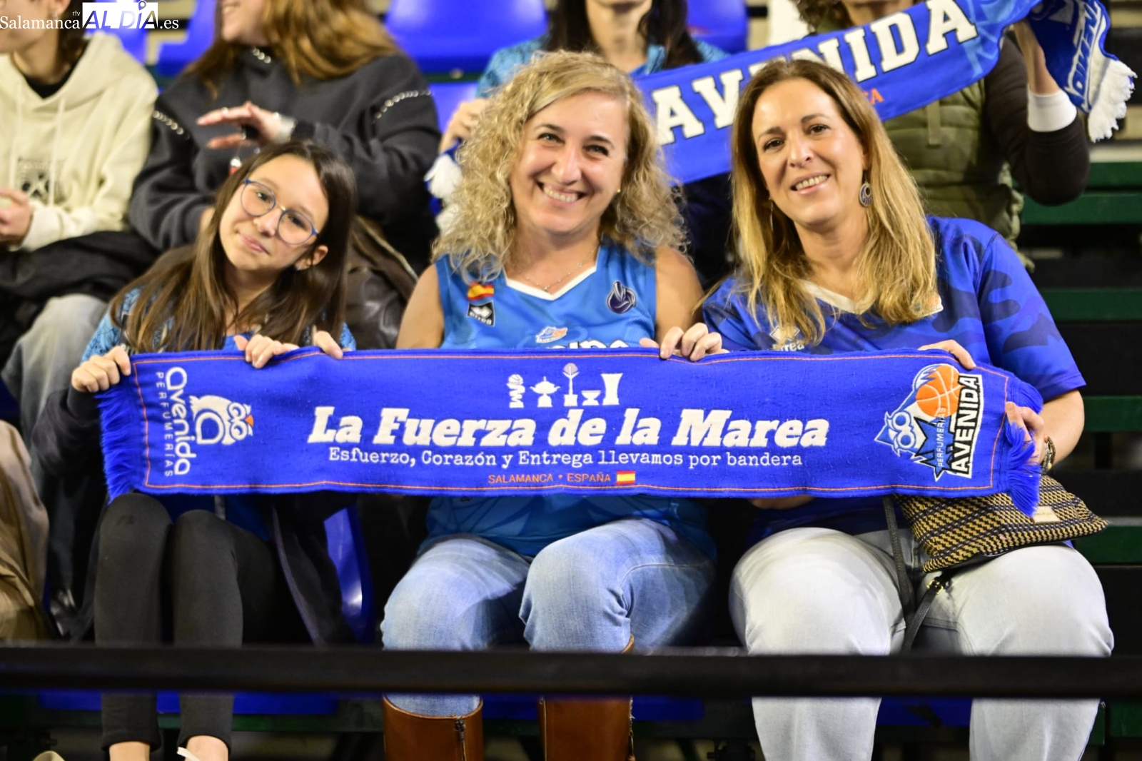 FOTOS | La afición del Perfumerías Avenida no falla a su cita en el gran partido con el Casademont Zaragoza
