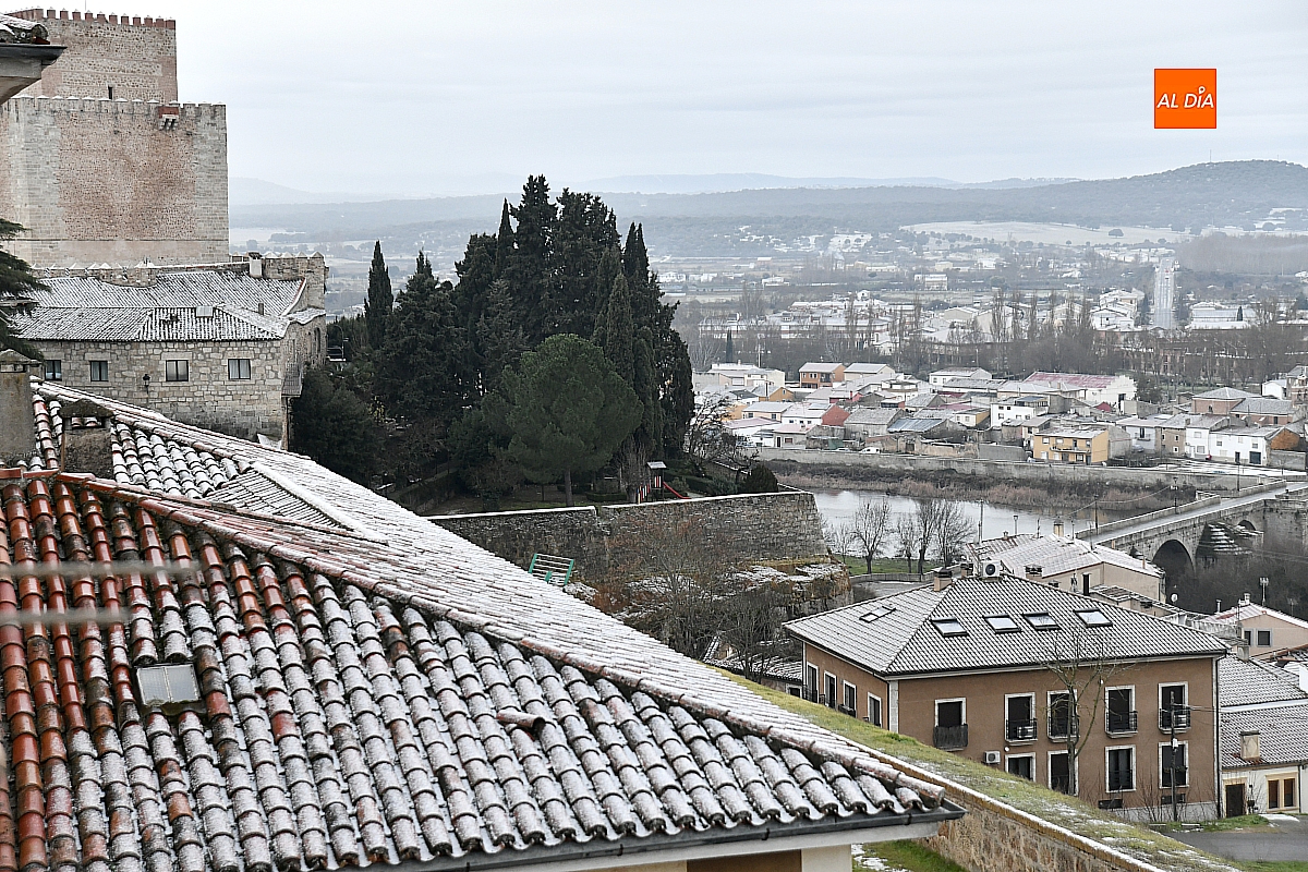 Un efímero manto blanco sorprende a los mirobrigenses en la primera nevada de la temporada