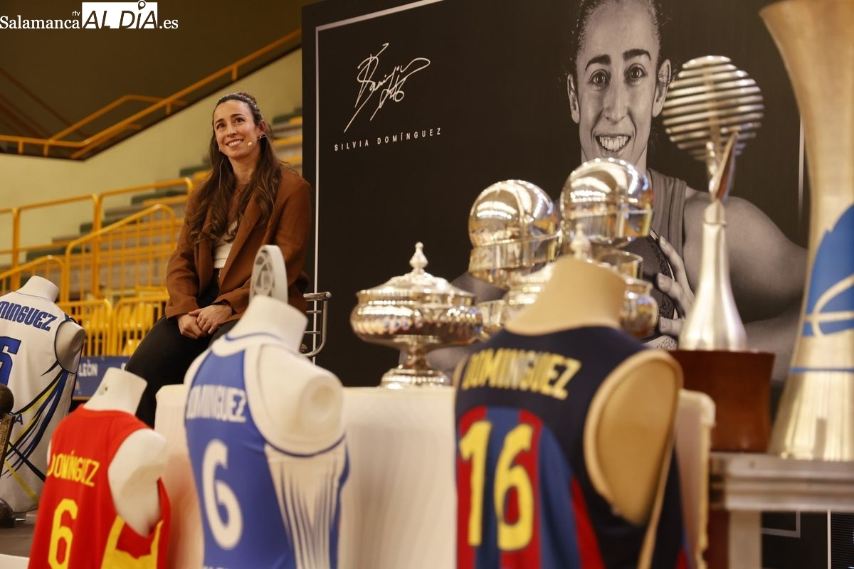 La camiseta de Silvia Domínguez lucirá en la grada del palco de Würzburg, frente a la señal televisiva