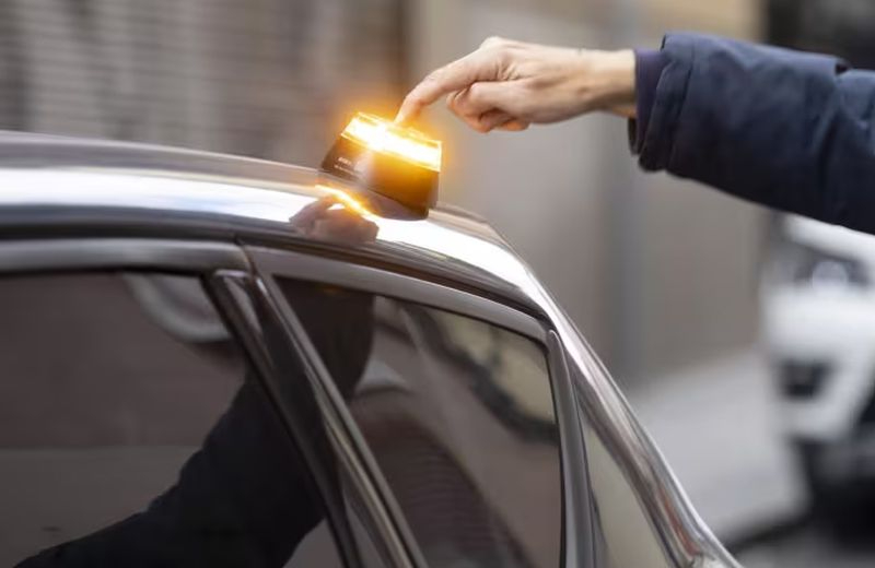 Falsos mitos de la baliza V16: ni espía al conductor ni es obligatorio registrarla