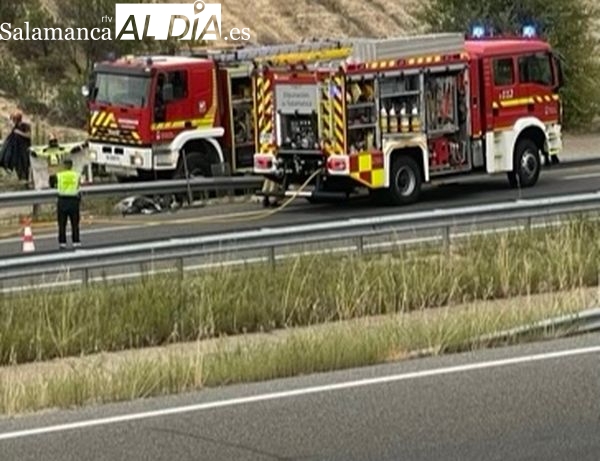 Dos heridos tras chocar un camión contra una furgoneta averiada en la A-66 en Guijuelo
