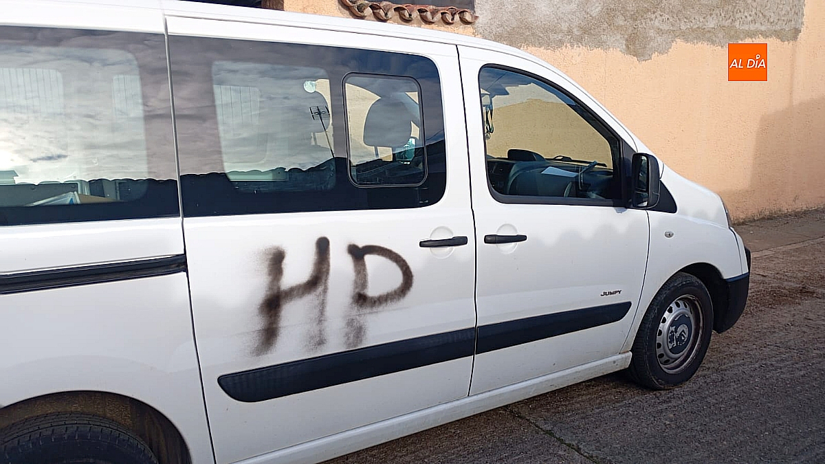 El vehículo del alcalde de Águeda amanece con pintadas insultantes tras varios días de acoso