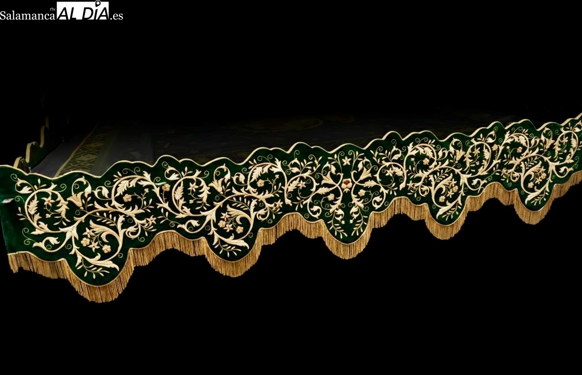 Finaliza el proceso artesano del bordado exterior e interior del paso de palio de la Esperanza