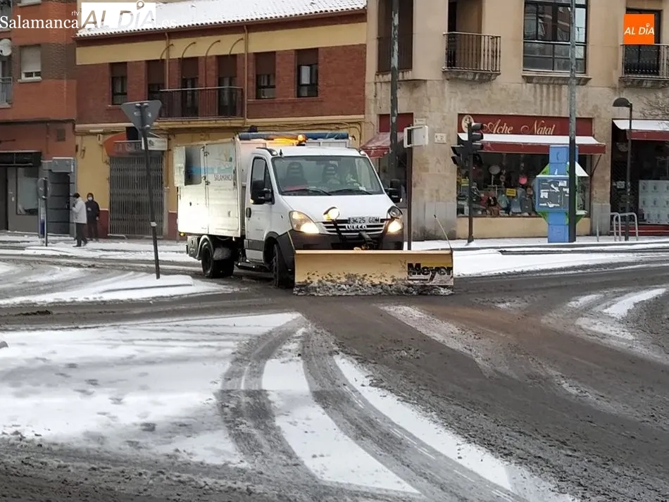 El Ayuntamiento de Salamanca moviliza a 200 operarios y 30 vehículos para combatir la nieve y el hielo