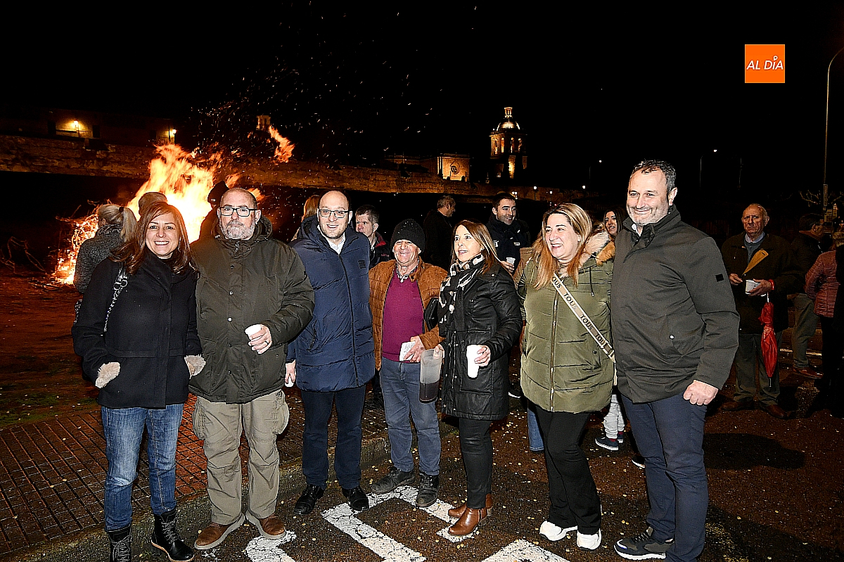 El fuego de San Antón vuelve a iluminar el Glacis de la Muralla