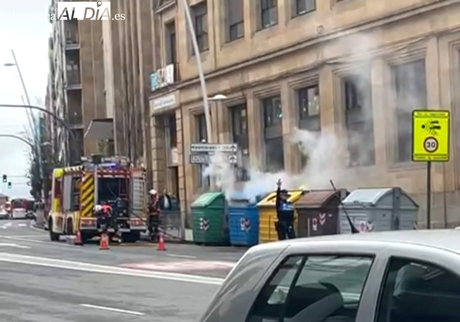 VÍDEO | Susto en el paseo de Canalejas por el incendio de un contenedor junto a un centro educativo