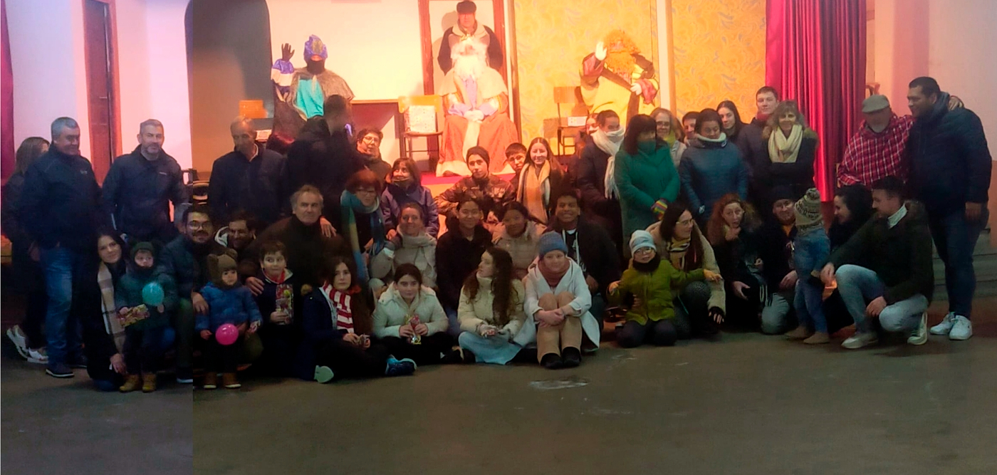 Los Reyes Magos visitan Peralejos de Abajo y entregan regalos a una veintena de niños