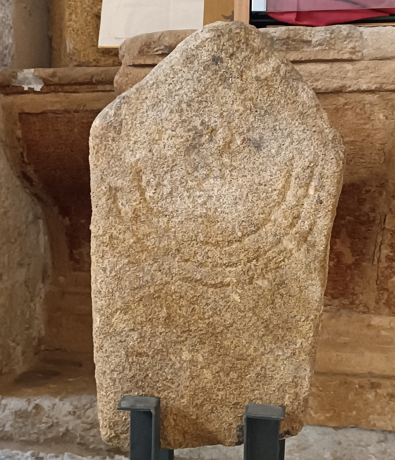 Identifican una estela de la Edad del Bronce que había pasado desapercibida en el Convento de San Francisco