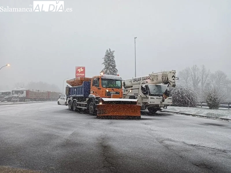 La nieve cierra un tramo de carretera en Candelario y obliga al uso de cadenas en la sierra