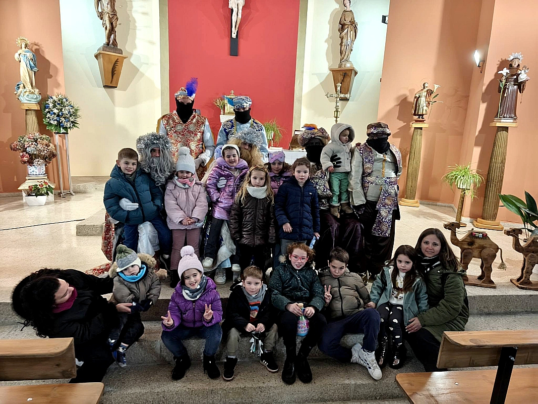 Los Reyes Magos hacen una parada especial en Campillo de Azaba para visitar a niños y mayores