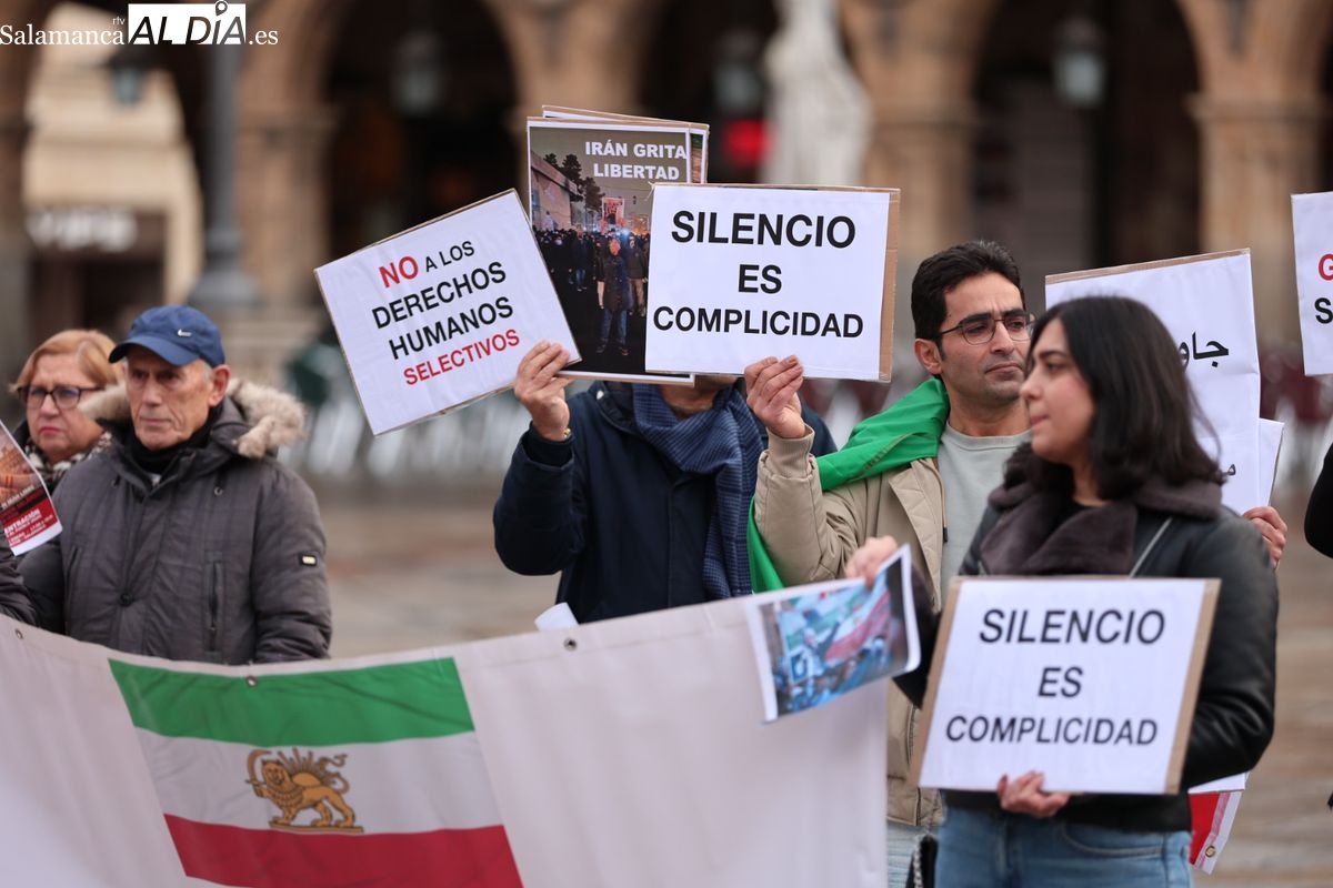 VÍDEO Y FOTOS | Silencio es complicidad: La Plaza Mayor de Salamanca acoge una concentración en apoyo al pueblo iraní