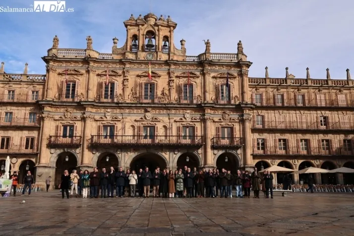 Minutos de silencio en Salamanca en memoria de los fallecidos en la cat&aacute;strofe ferroviaria de C&oacute;rdoba | Imagen 3