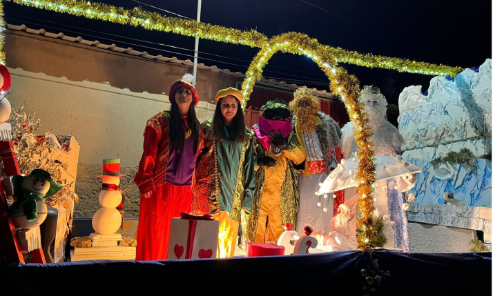 Villaseco de los Reyes recibe a los Reyes Magos con una simpática carroza y roscón para todos los vecinos