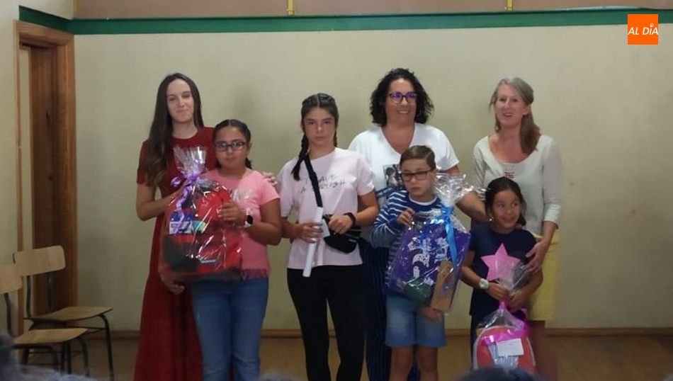 Ganadores el concurso junto con las integrantes del jurado