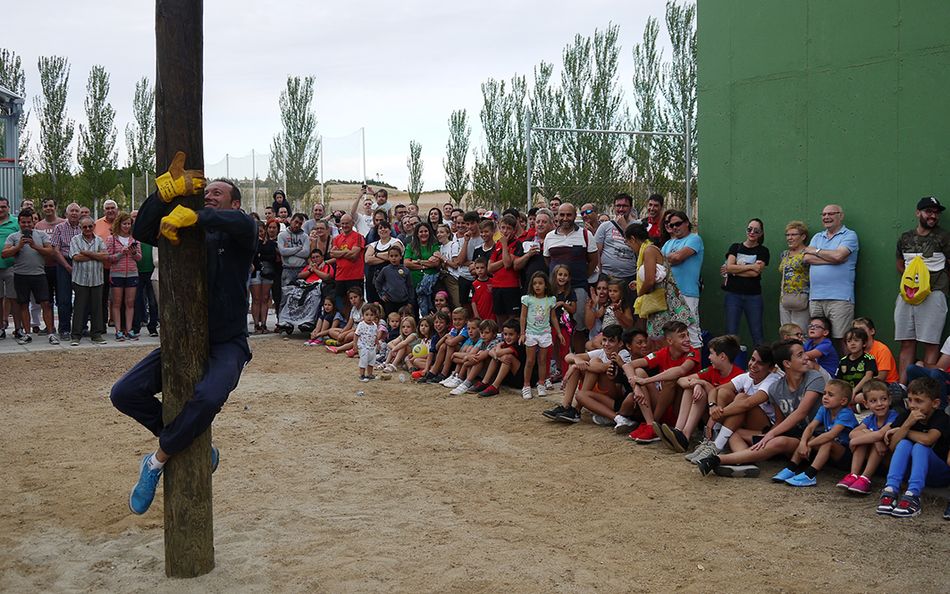 La subida a la cucaña atrajo la atención de vecinos de todas las edades