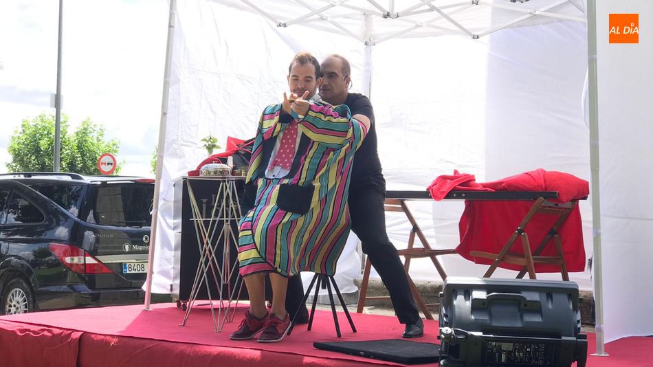 Pequeños y mayores de Vitigudino disfrutan de una mañana mágica con Luis Joyra  