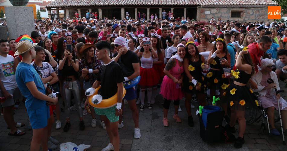 Los disfraces han aportado colorido al esperado chupinazo festivo en Carbajosa. Foto de Víctor Sánchez