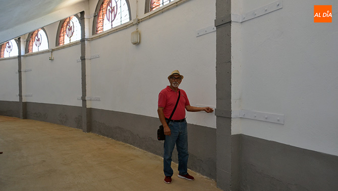 El alcalde de Macotera, Antonio Mendez, presentaba las grapas colocadas en la plaza de toros