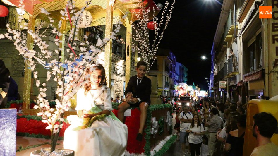 El desfile de carrozas de la noche del 15 de agosto es uno de los eventos más esperados / CORRAL