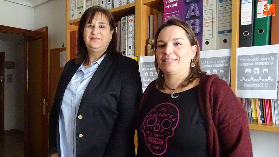 La presidenta de Adavas, Raquel López, a la derecha, junto a la abogada del colectivo, Manuela Torres