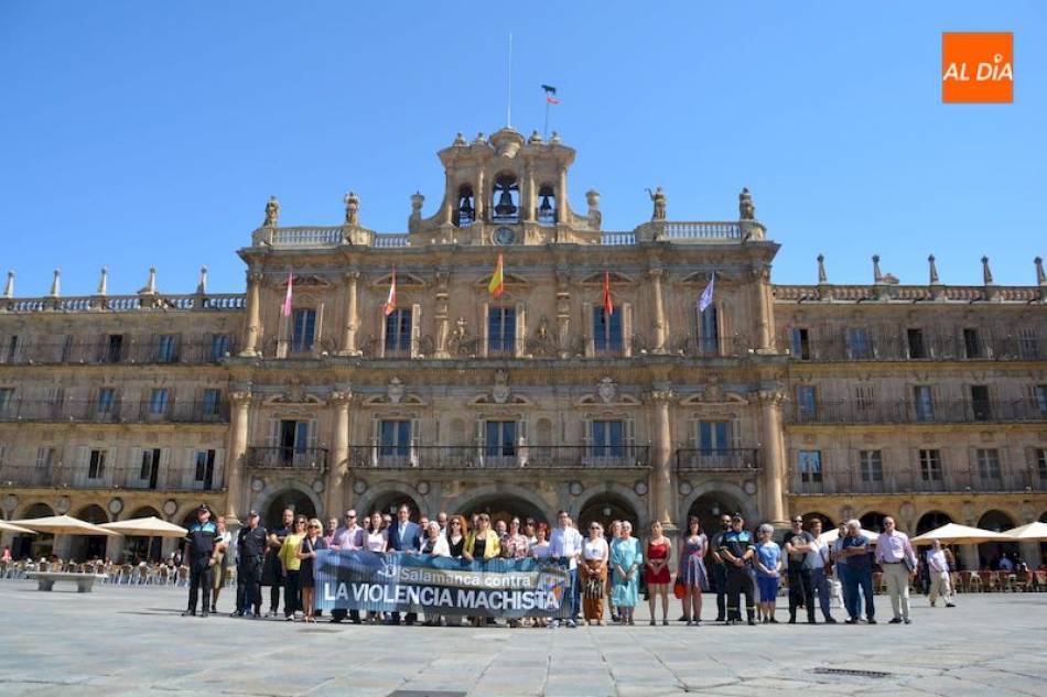 Concentración y minuto de silencio en la Plaza Mayor de Salamanca por las últimas víctimas de la violencia de género