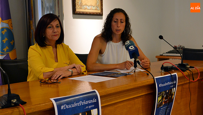 La alcaldesa, Carmen Ávila, junto a la concejal de Turismo, Pilar García, presentaban las nuevas rutas turísticas