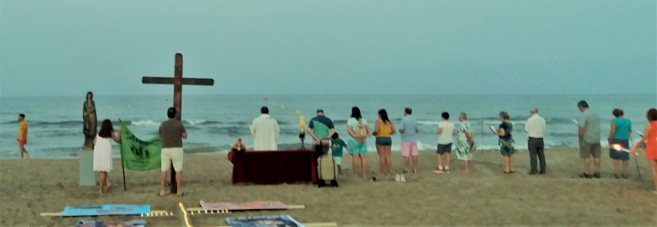 Primera estación de un vía crucis con la Cruz de Lampedusa: “África condenada a muerte”