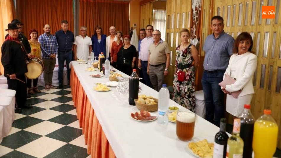 Vino de honorn de la Asociación de Vecinos Teso-Zurguén. Foto de Víctor Sánchez