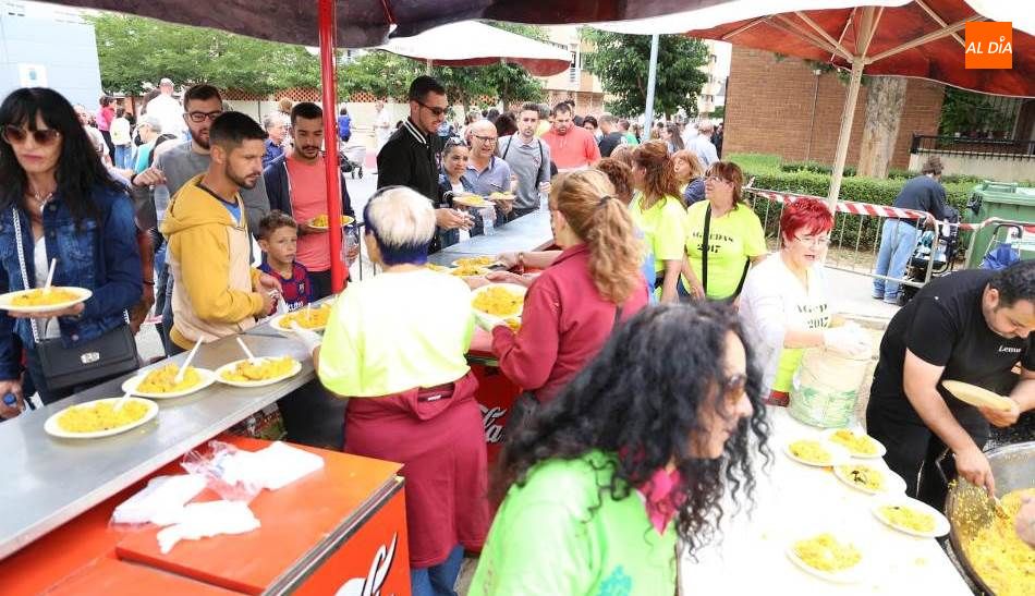 Buena respuesta de los vecinos ante la paella popular de este sábado. Foto de Víctor Sánchez