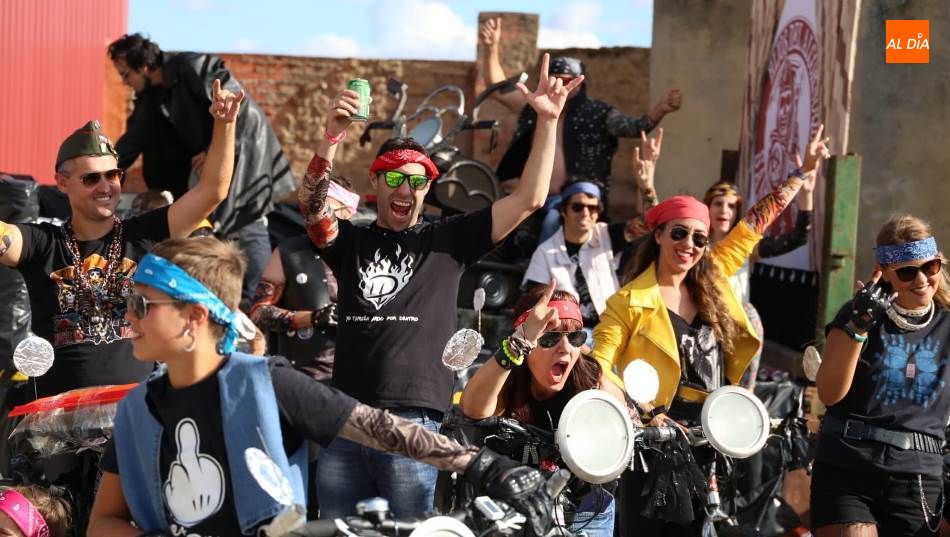 Grupo de participantes en el concurso, disfrazados de moteros. Foto de Víctor Sánchez