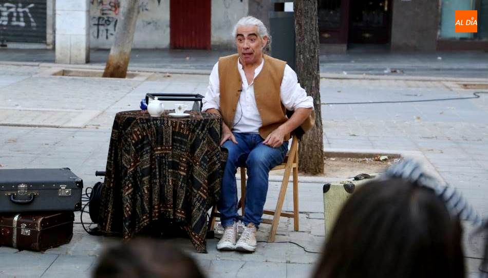 Actuación de Josetxu Morán en la plaza de Barcelona. Foto de Víctor Sánchez